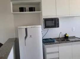 Apto com dois quartos com cama e ar
