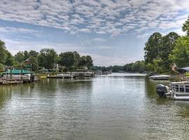 Shades of Summer by AvantStay Gazebo Dock View, hotel v destinaci Cornelius