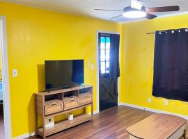 Pet friendly newly renovated home in Central Okc, hotel en Oklahoma City