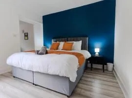 3 Bed Apartment with Adjoining 3rd Bedroom -Contractor and Long Stays Pool Table