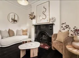 Stylish 4BR City Retreat Walk to CBD & Opera House