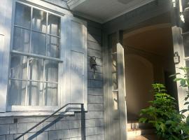 Vancouver Bungalow - Near Airport, Downtown, Beach & UBC, Free Parking & Fast Wifi, bungalov v destinaci Vancouver