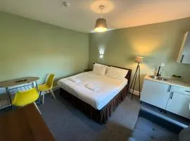 Southsea 2nd Floor Studio Apartment, Free Private Parking