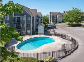 Cozy Bear Condo - Prime location just minutes from Ober Mountain, downtown Gatlinburg, ξενοδοχείο σε Chalet Village