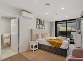 Modern Queenstown Studio Near Airport & Shops