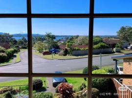 Sunny Lake View House - Perfect for Family & Friends, hotel con bañera de hidromasaje en Bonnells Bay