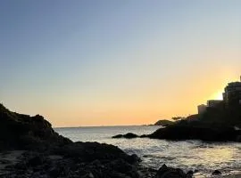 Fantástico Apartamento Vista Mar no Beach Class Ondina Salvador, pé na areia, com exclusivo acesso à praia