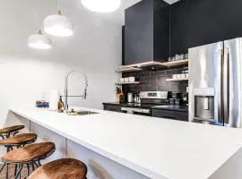 The Grove by AvantStay Stylish Group Stay with Private Bathrooms