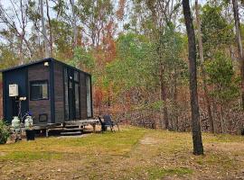 Hidden Camp's Tiny House by Tiny Away, hôtel à Kanighan