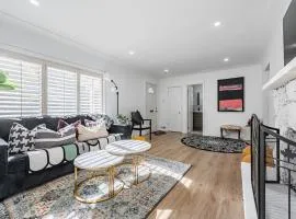 Waterfront 4BR Bungalow by LAKE near GO TRAIN and close to Toronto Airport