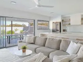 Surfrider Hideaway - steps to beach