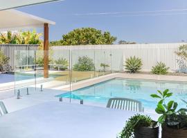 Surfrider Hideaway - steps to beach, Hotel in Mudjimba