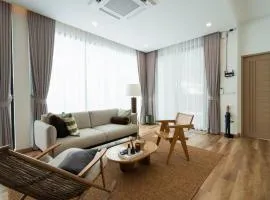 Modern Pool Villa 3 Bedroom 3B 10m walk to beach