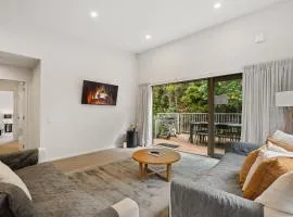 Hilltop Haven Modern Queenstown Comfort