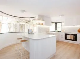 Scarborough Family Beachside Retreat - Walk to beach