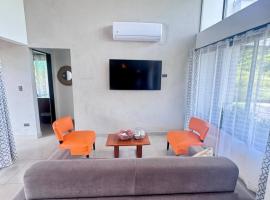 Casa Bella 3 Bdrm House w Pool in Gated Community, hotel v destinaci Marbella