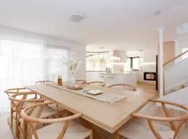 Scarborough Family Beachside Retreat - Walk to beach