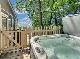 Cozy Walnut Mountain Cabin with Hot Tub & Views