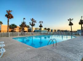 Gulf Views Pools Tennis Pickleball Beach Access Awesome Beachfront by AvantStay, hotel in Mustang Beach