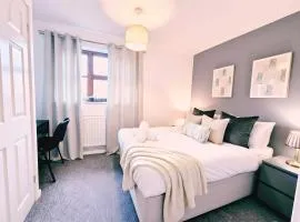 Modern 2-bed , Bradley Stoke, NR Parkway Station, Free Parking
