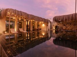 StayVista at Casa V2 with Pool, WiFi, AC, hotel in Bhāton ki Gali