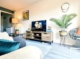 2 Bedroom House, Park on Doorstep, Families and Contractors Friendly, Near Parkway Station