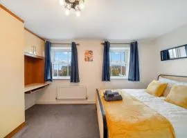 Large 4 Bedroom 6 Bed 3 Bath Corporate Stay PS4, Parking x 2 and Garden