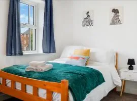 Large 4 Bedroom 6 Bed 3 Bath Corporate Stay PS4, Parking x 2 and Garden