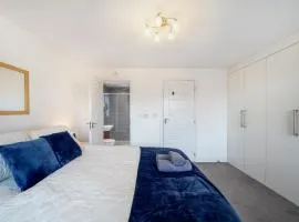 4BR Home w PS4 Games Room, Garden & Parking Groups Welcome