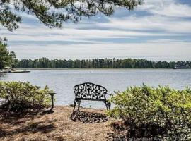 Modern 3br Lake front home, hotel a Johnsonville