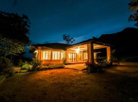 Viriparai Tea Bungalow Munnar by VOYE HOMES, bungalow em Munnar