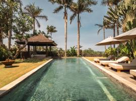 Beachfront Luxury Villa in Beraban with Private Pool, hotel en Krambitan