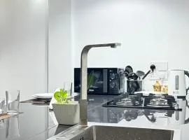 Apartment W Kitchen 5 Mins Beach 20 Mins Airport