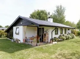 Romantisk Ø-Sommerhus I Hyggelig Stil Ved Strand