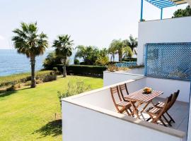 Beachfront Mediterranean Escape 3bd Sea View Apartment, hotel in Pendakomo