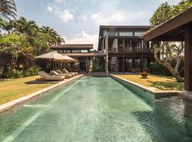 Oceanfront Luxury Villa in Beraban with Private Pool, hotel sa Krambitan
