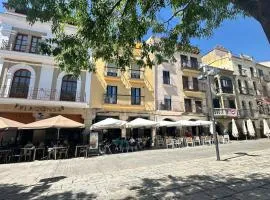 Lovely 2 bedrooms apartment main square Plasencia
