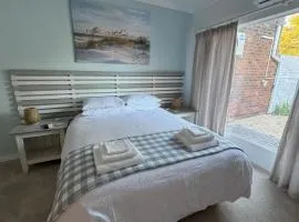 Cottage - Sleeps 4 - Pet friendly - Pool - Parking