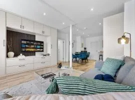 Contemporary 2BR Apt, Near Station, Free WIFI