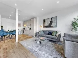 Contemporary 2BR Apt I Near Station I Free WiFi
