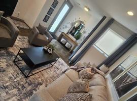 3BR and 3BA 5 Min DT Firepit Patio and Sleeps 10, ξενοδοχείο στο Νάσβιλ