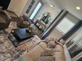 3BR and 3BA 5 Min DT Firepit Patio and Sleeps 10