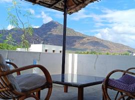 Beverly Dinesh Homestay, hotel in Tiruvannāmalai
