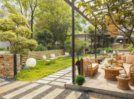 Heinemanns Guest House With Jacuzzi Local Family vibes, hotel in Baoguosi