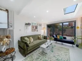 Stylish 4BR House with Garden and Free Parking in Ealing