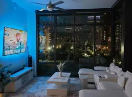 Skyline Bliss - Luxury Stay by Toyota Center