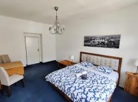 Local Zizkov Room - Near City Center