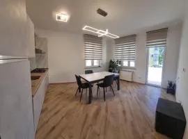 Sunny CentralApartment -3 bedrooms ,Private Parking