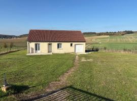 La petite maison, hotel in Buchey