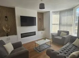 Spacious House with Parking and pool table